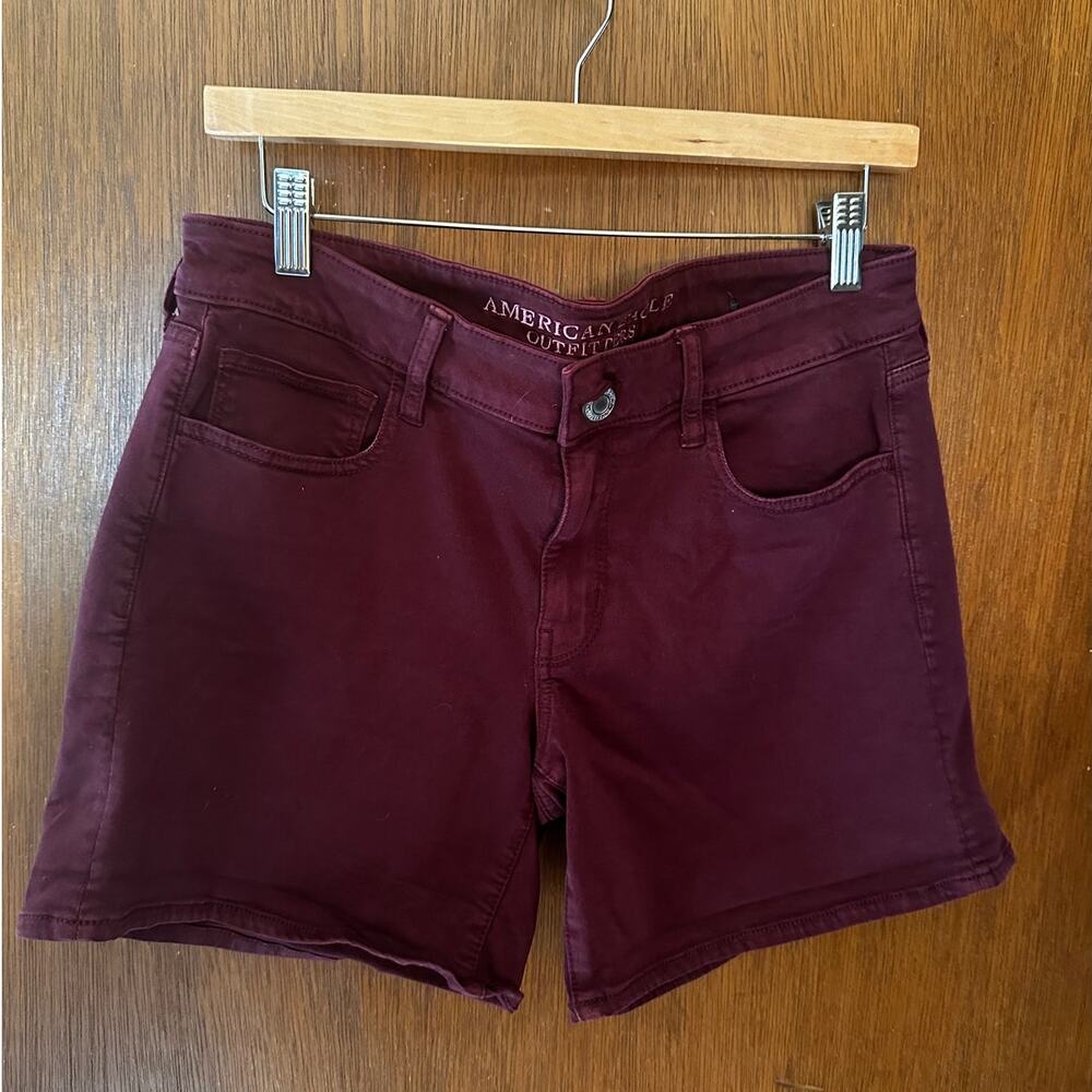 AMERICAN EAGLE SUPER STRETCH BURGANDY SHORTS; SIZE 12